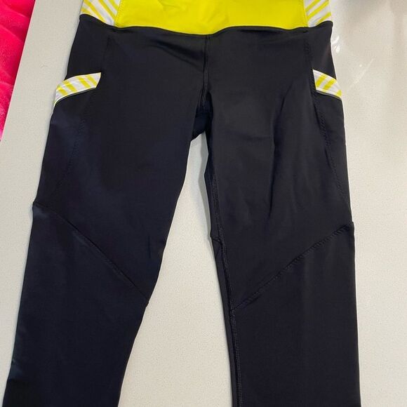 Lululemon Run Mod Moves Black cropped
Leggings size 4 - Picture 4 of 8